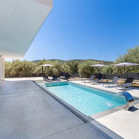 Nadine Willa Spartokhórion